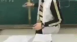 老师上课把跳D突然开到最大，这一行为引发了学生们的惊讶与讨论，究竟是为了激发课堂气氛还是另有用意？