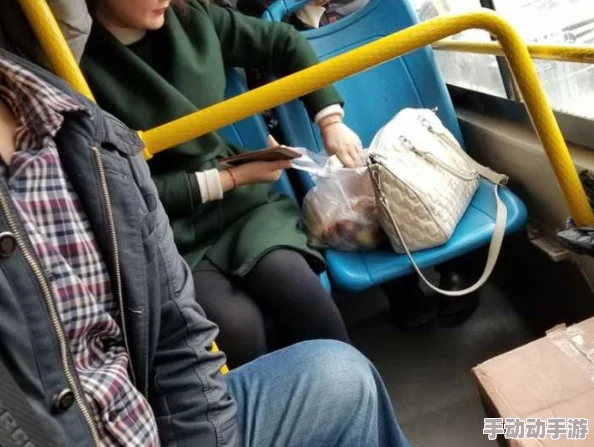 公交车掀开奶罩边躁,乘客惊呼意外事件引发热议与讨论 公交车掀开奶罩边躁,乘客惊呼意外事件引发热议与讨论
