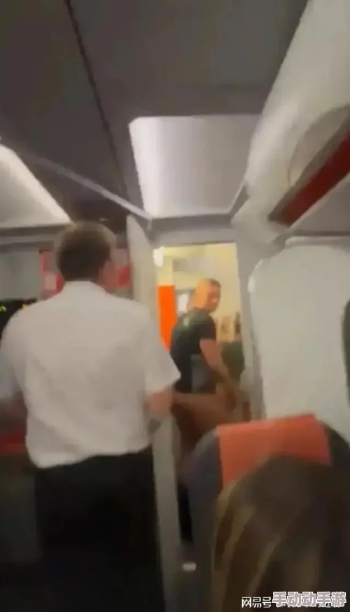 公交车掀开奶罩边躁,乘客惊呼意外事件引发热议与讨论 公交车掀开奶罩边躁,乘客惊呼意外事件引发热议与讨论