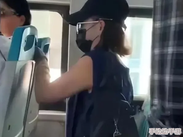 公交车掀开奶罩边躁,乘客惊呼意外事件引发热议与讨论 公交车掀开奶罩边躁,乘客惊呼意外事件引发热议与讨论