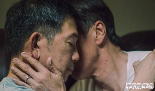 高龄老头Gay互摸，深夜私密互动，感受温暖与激情的碰撞，探索爱的无限可能性