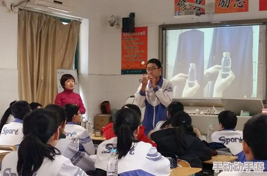 老师的大白兔真好玩啊，课堂上的趣味互动让学生们乐在其中