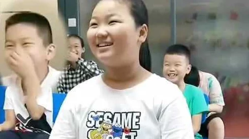 老师的大白兔真好玩啊，课堂上的趣味互动让学生们乐在其中