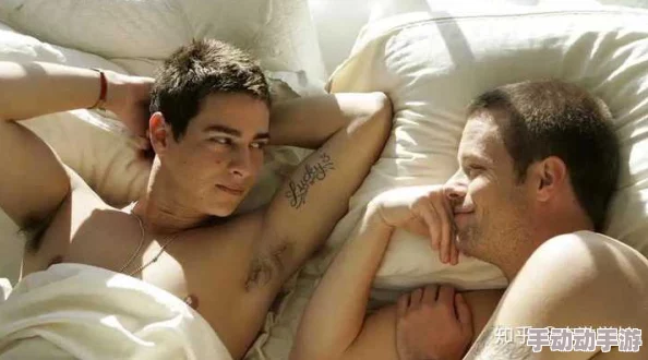 裸男互摸Gay脱裤子-自-慰，这种行为展现了同性之间的亲密关系与探索欲望，反映出对身体和情感的开放态度