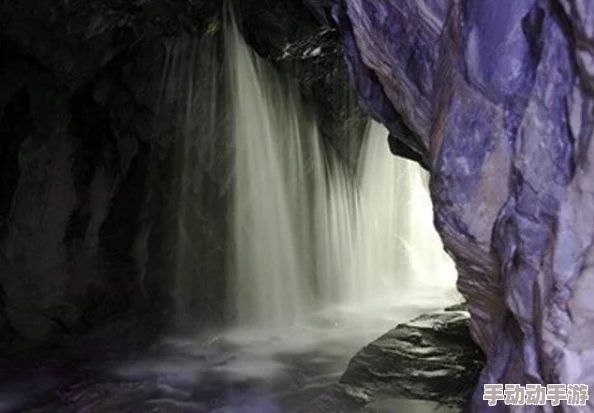 紫薇和福伦山洞的隐喻与背景介绍：花海中的秘密与自然的奇幻之旅