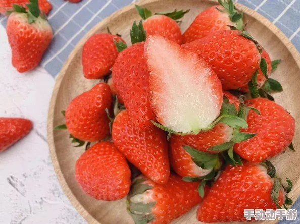 草莓色视频：甜美果香与视觉盛宴的完美结合，带你领略夏日的清新与快乐体验！