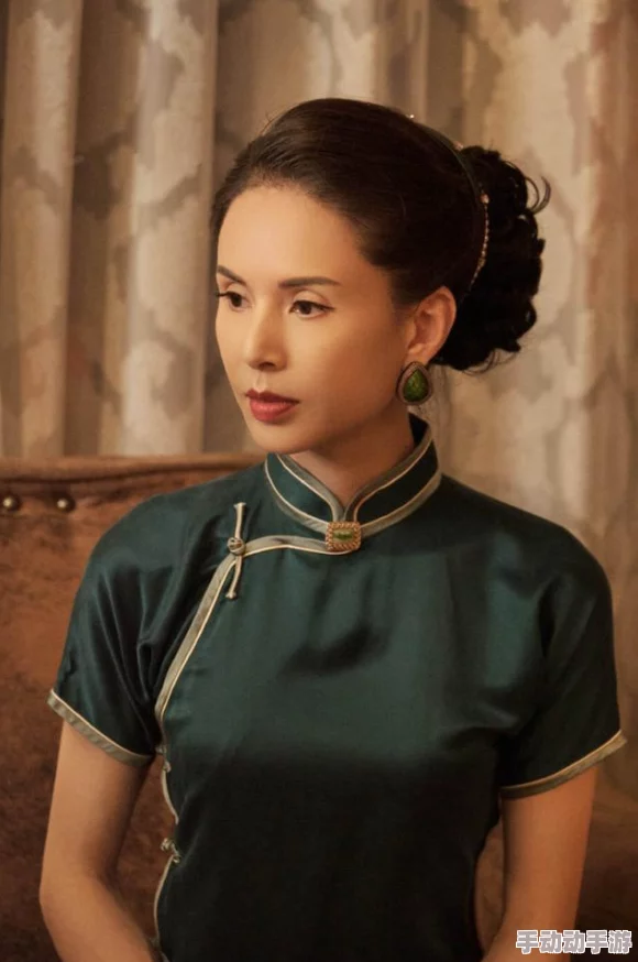 老师黑色双开真丝旗袍的寓意:展现优雅气质与独特魅力的完美选择 老师黑色双开真丝旗袍的寓意:展现优雅气质与独特魅力的完美选择