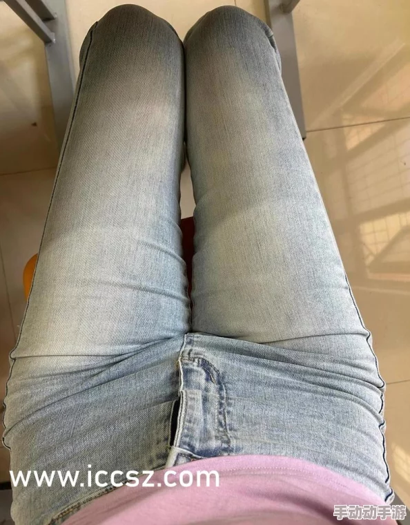 女仆扒开给男人玩，展现了角色扮演中的权力与欲望的复杂交织