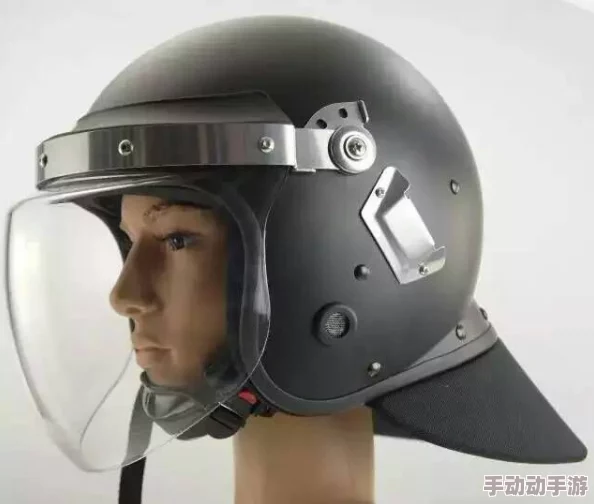 去浏览器搜：Another girl in the wall[头盔],不用谢点个赞就行