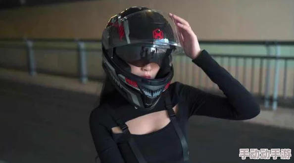 去浏览器搜：Another girl in the wall[头盔],不用谢点个赞就行