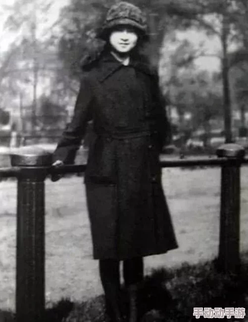 老师露出 强行让男生揉小说，展现了教育中的关爱与理解，让学生在轻松氛围中成长