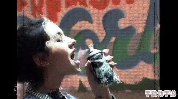 伽罗太华疯狂在床上喷牛奶，这一行为引发了人们对其背后含义和文化象征的深思与讨论