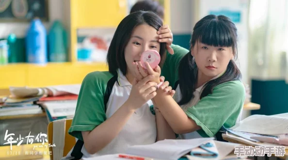 班主任的兔兔那么可爱，展现了师生之间温暖的情感与校园生活中的小确幸，让人倍感亲切和愉悦