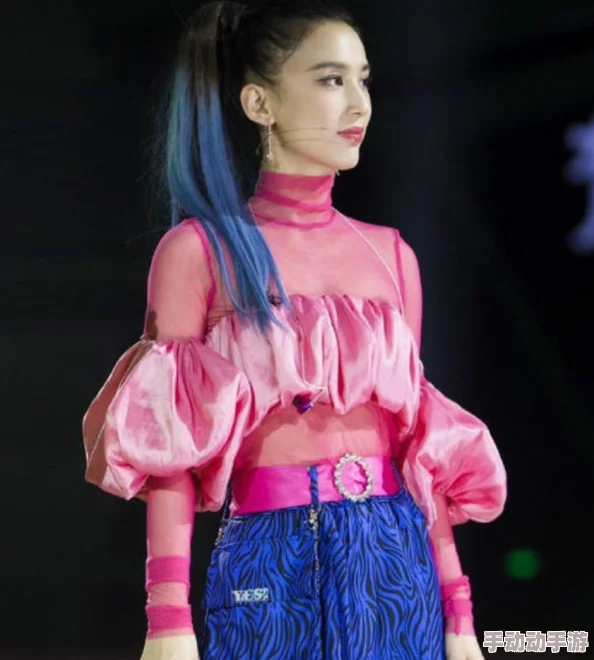 白丝舞蹈生扒开腿进入，展现出无与伦比的自信与优雅，激励我们追求梦想和勇敢表达自己