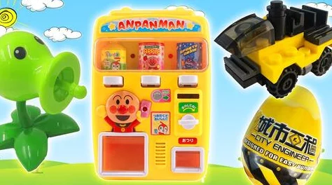 逛街时玩具突然按下按钮，意外触发的奇妙体验让人惊喜不已