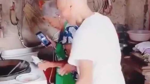 老头玩老头ⅩXXⅩ视频：网友热议，画面搞笑又真实，令人捧腹大笑！