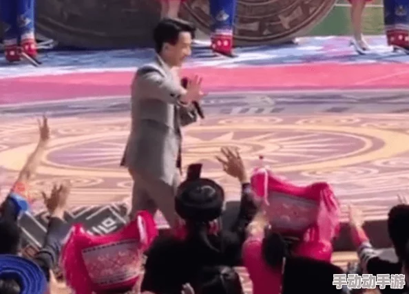 小坤坤伸入坎坎，网友热议：这段舞蹈真是太燃了，令人忍不住想要跟着一起跳！