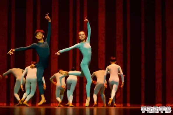 小坤坤伸入坎坎，网友热议：这段舞蹈真是太燃了，令人忍不住想要跟着一起跳！