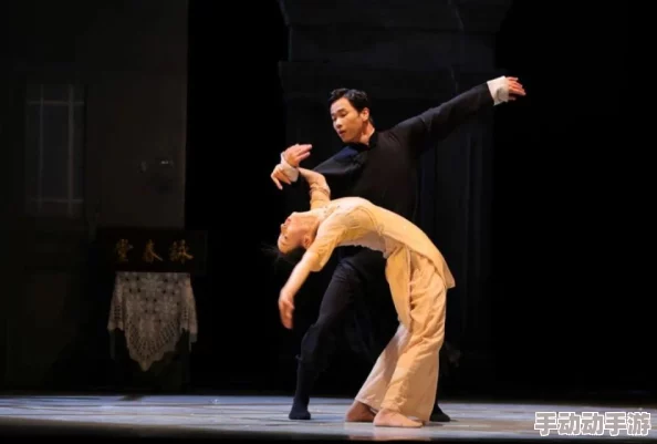 小坤坤伸入坎坎，网友热议：这段舞蹈真是太燃了，令人忍不住想要跟着一起跳！