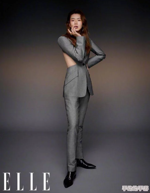 神里绫华裸-体-被 吸-乳-A-V,展现了女性的自信与魅力,让人感受到美的多样性与力量 神里绫华裸-体-被 吸-乳-A-V,展现了女性的自信与魅力,让人感受到美的多样性与力量