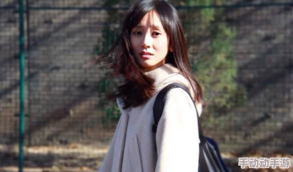 校花白丝:网友热议她的时尚穿搭与气质,纷纷称赞其独特魅力和青春活力! 校花白丝:网友热议她的时尚穿搭与气质,纷纷称赞其独特魅力和青春活力!