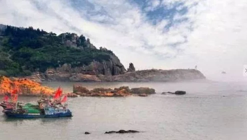 老卫把船开到河中心的故事:当地渔民称赞其勇气,呼吁加强水域安全管理措施以防意外发生 老卫把船开到河中心的故事:当地渔民称赞其勇气,呼吁加强水域安全管理措施以防意外发生