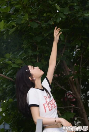 开襟jk做双人运动，展现青春活力与友谊的完美结合，让每一次锻炼都充满乐趣与动力！