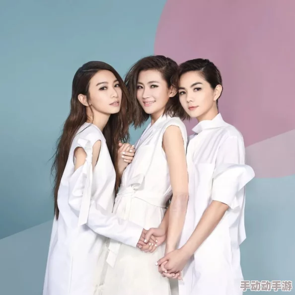 开襟jk做双人运动，展现青春活力与友谊的完美结合，让每一次锻炼都充满乐趣与动力！