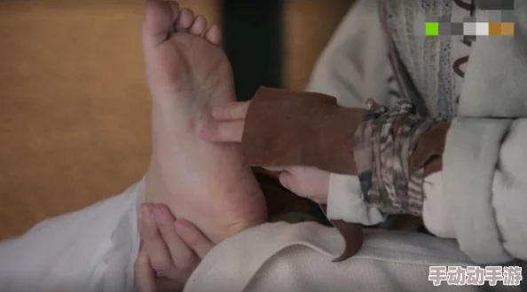 固定手脚的痒女生的脚心，百毒不侵犹如坚铁般