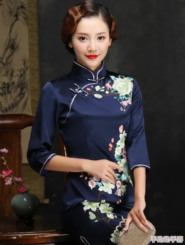 老师黑色双开真丝旗袍的寓意:传承传统文化,展现优雅气质,引发社会对女性服饰的热议与关注 老师黑色双开真丝旗袍的寓意:传承传统文化,展现优雅气质,引发社会对女性服饰的热议与关注