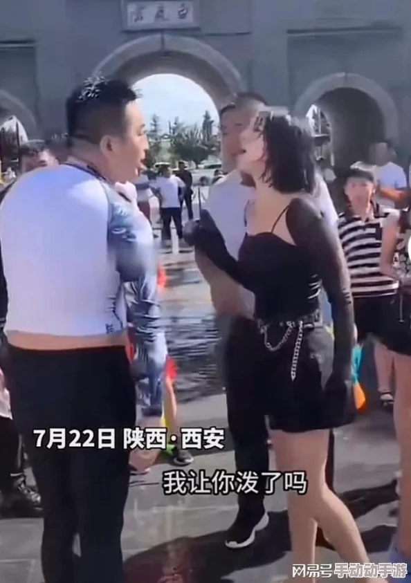 男生撕开内衣吸奶头,警方介入调查事件引发社会广泛关注与讨论 男生撕开内衣吸奶头,警方介入调查事件引发社会广泛关注与讨论