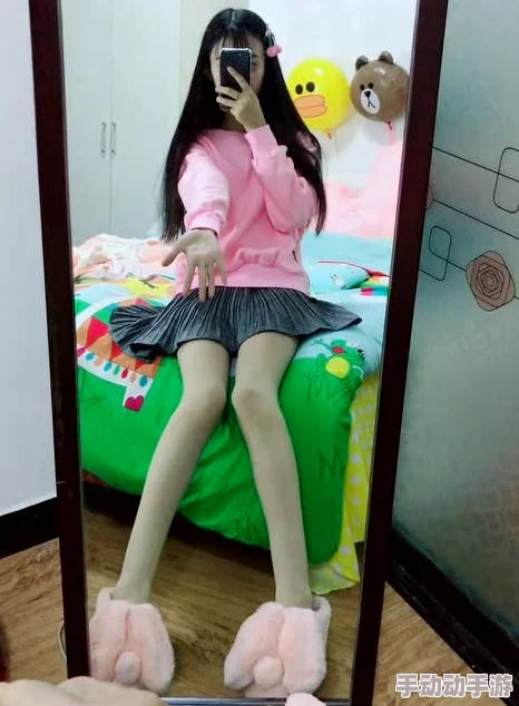 白丝校花扒-腿-自-慰，因视频走红网络引发热议，网友纷纷讨论其背后的社会现象与心理影响