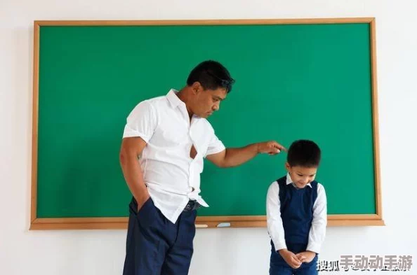 老师扒开强行让学生揉，这种行为绝对不可取！