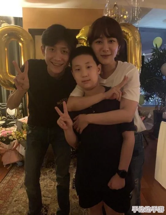 丹丹渐渐适应了新环境，开始展现出自己的特点和魅力