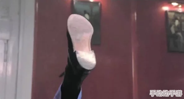 纲手腿法熟练脚法精湛跳舞动作,技艺超群如行云流水 纲手腿法熟练脚法精湛跳舞动作,技艺超群如行云流水