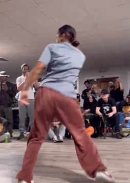 纲手腿法熟练脚法精湛跳舞动作,技艺超群如行云流水 纲手腿法熟练脚法精湛跳舞动作,技艺超群如行云流水