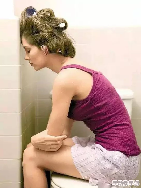 美女撒尿秘 部位无遮挡，警方介入调查引发社会热议，关注公共场所行为规范问题