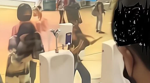 美女撒尿秘 部位无遮挡，警方介入调查引发社会热议，关注公共场所行为规范问题
