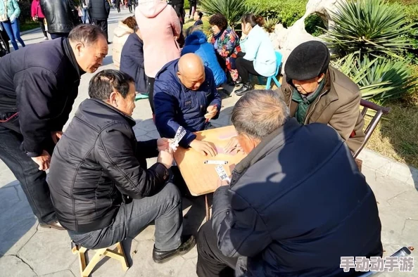 老人做交易森林现场，展现了智慧和经验的结合