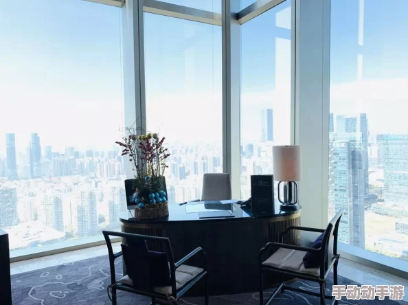 吕总张津渝落地窗酒店，优雅环境与卓越服务相结合，让每位客人都能感受到家的温暖与舒适