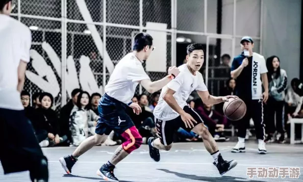 掌握街头篮球手游核心：高效晃倒防御策略与实战技巧提升指南