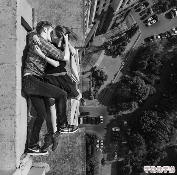 90岁老太毛耸耸，勇敢面对生活挑战，展现出令人敬佩的坚韧与乐观精神，引发社会广泛关注与讨论