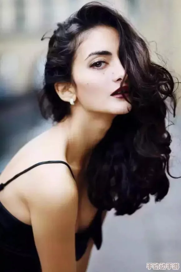 美女脱的只剩下皮肤：探讨身体艺术与自我表达之间的关系及其社会影响