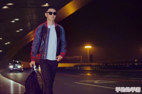 红领巾911爆料网：震惊！某知名明星被曝与神秘人士深夜约会，背后真相引发热议！