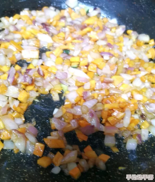 男女一起努力做豆浆，网友纷纷表示：这样的互动不仅增进感情，还能享受健康美食的乐趣！