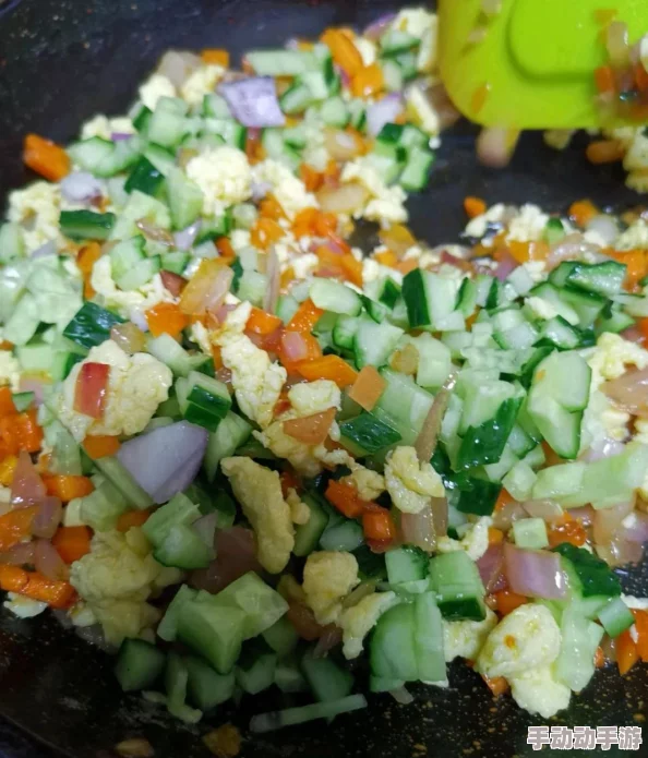 男女一起努力做豆浆，网友纷纷表示：这样的互动不仅增进感情，还能享受健康美食的乐趣！