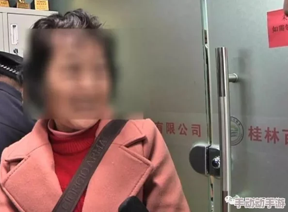 老太脱裤让老头玩ⅹXXXX！内幕曝光，背后真相令人震惊！