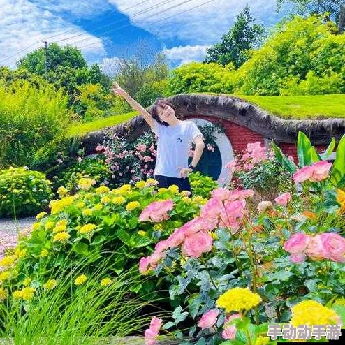 头埋在我花丛里:网友热议这一现象,认为它展现了人与自然的和谐关系与生活中的小确幸 头埋在我花丛里:网友热议这一现象,认为它展现了人与自然的和谐关系与生活中的小确幸