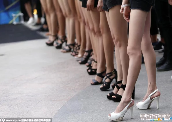 白丝被扒腿,惊爆现场:女模特遭遇突发事件,众人目睹无限尴尬瞬间! 白丝被扒腿,惊爆现场:女模特遭遇突发事件,众人目睹无限尴尬瞬间!