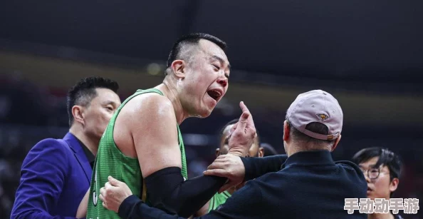 黑又硬巴斯狂砍！惊天动地的赛事反转，球迷们目瞪口呆，赛场上演了一场史诗般的逆袭之战！